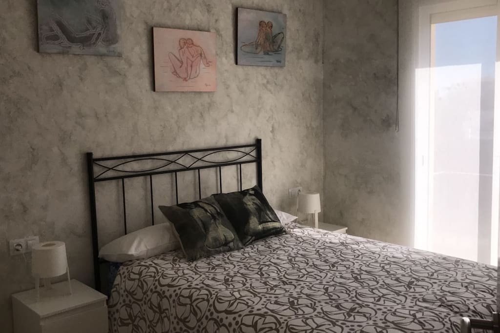Habitación doble con armario empotrado orientado al puerto.