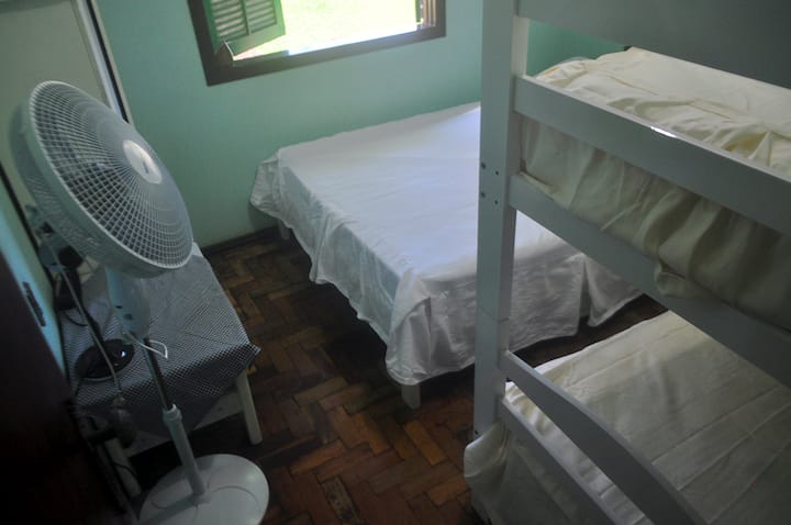 卧室双人床和双层床