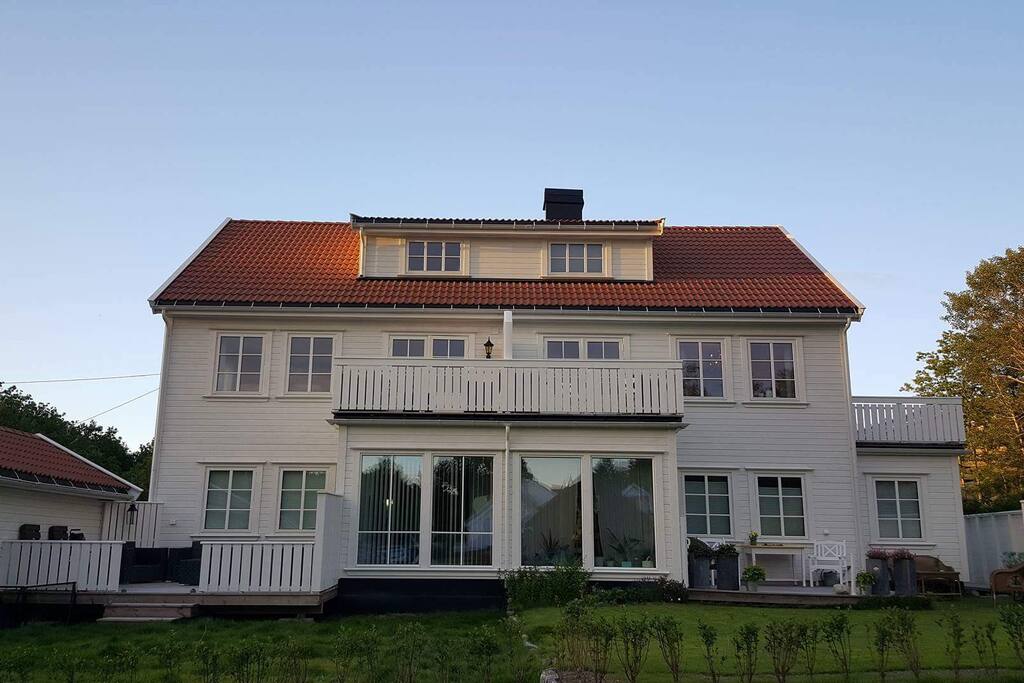 Leiligheten ligger fint plassert i andre etg. med to terrasser.