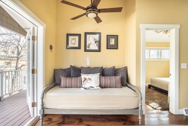 ~Sunny Hideaway in Great Location~ Huge Deck!