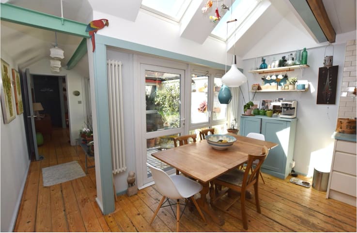Stylish 3 bedroom house in Bermondsey with parking