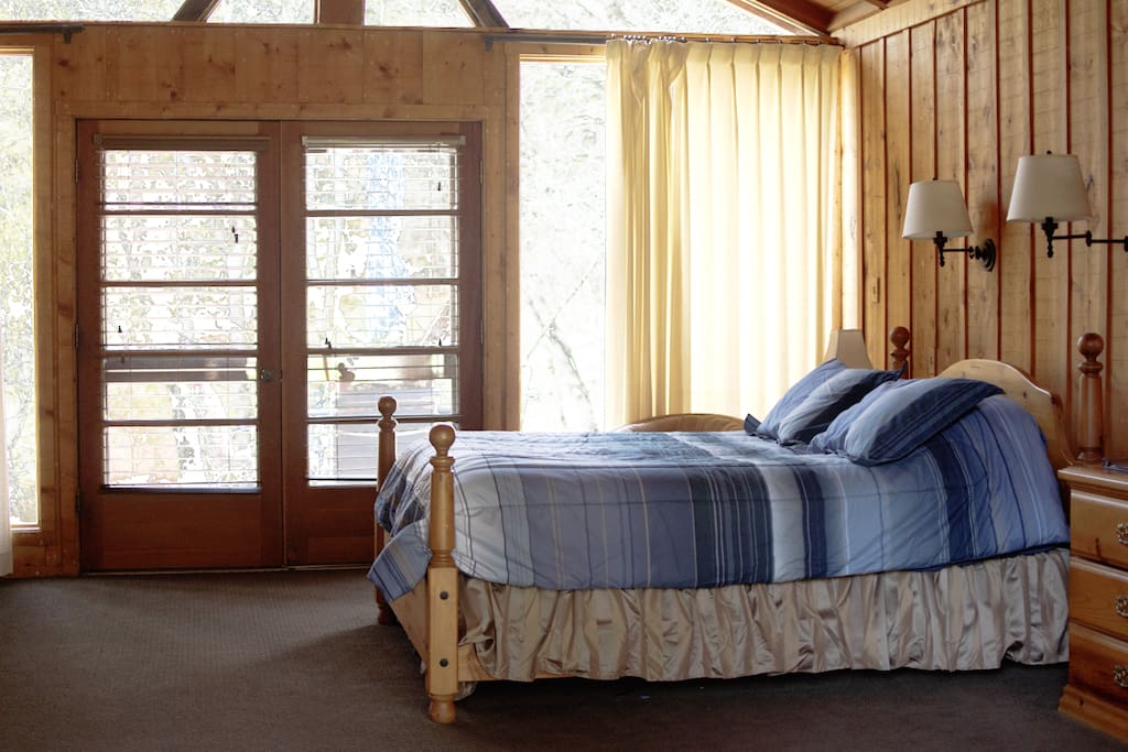 Queen Bed in Bedroom/Sitting Room