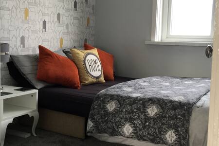 Cosy double, epic views, garden, close to city!