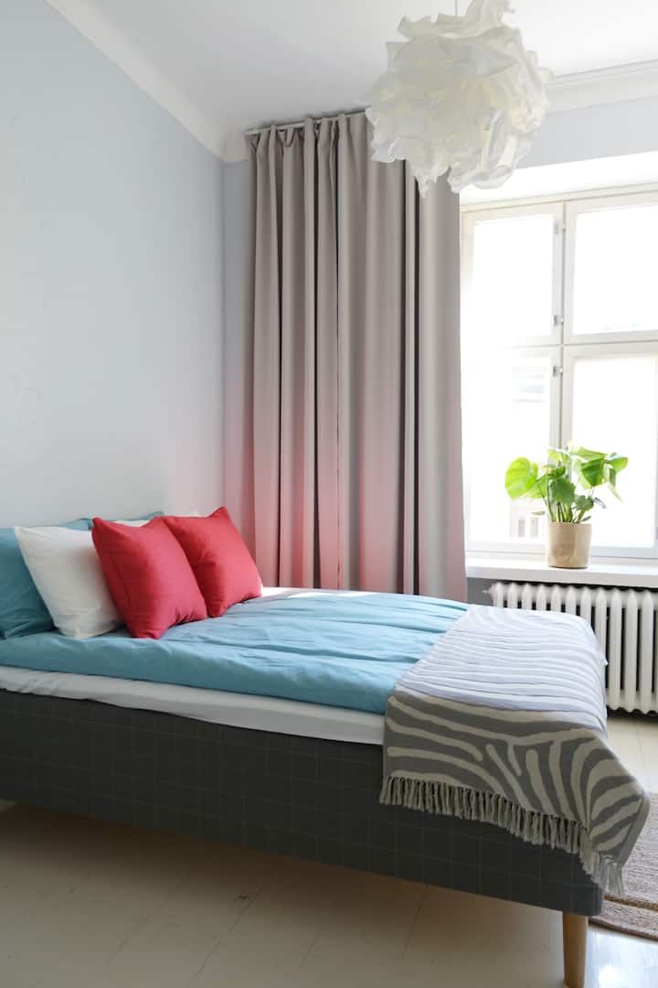 เตียงใหม่และสบาย (กว้าง 140 ซม.) เตรียมด้วยผ้าปูที่นอนผ้าฝ้ายออร์แกนิกนุ่ม 