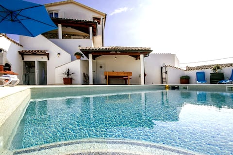Popular Airbnb listing: Holiday house Maria with pool in Dračevac Monspinoso