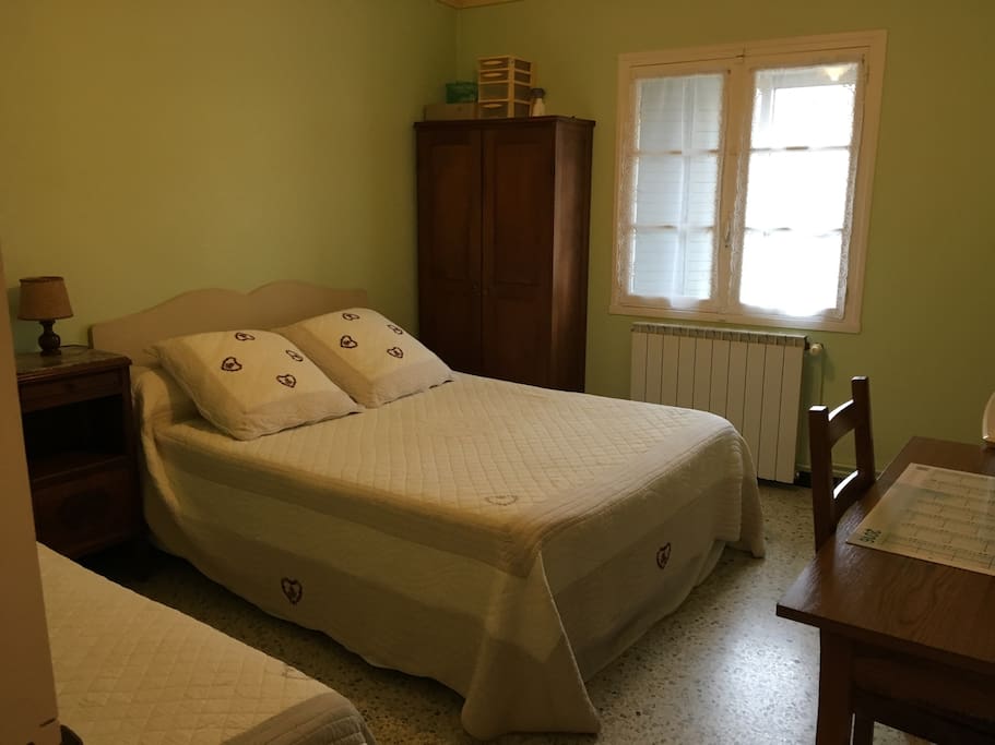 La chambre se compose d'un lit une place et d'un lit de deux places ainsi qu'un d'un bureau et une commode.
