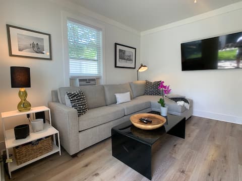 Palm Villa #1-bch bungalow 2 blocks to beach/bars