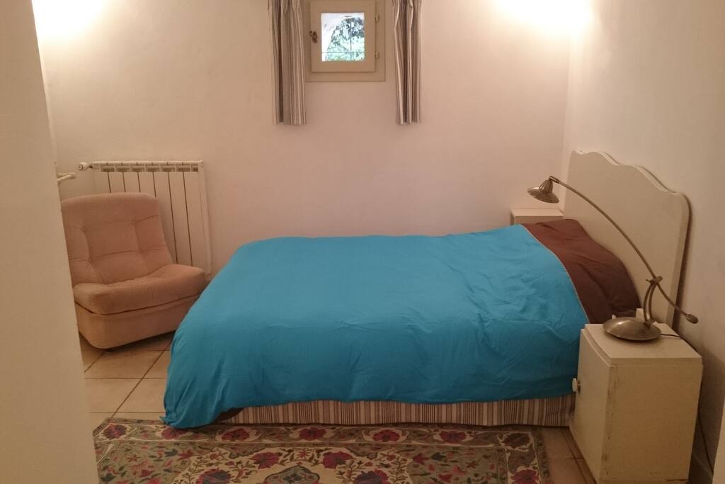 Double bedroom. La chambre double.