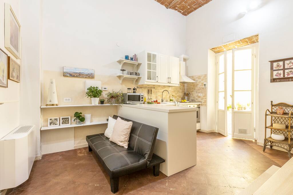 Cucina e zona living con affaccio sulla corte esterna