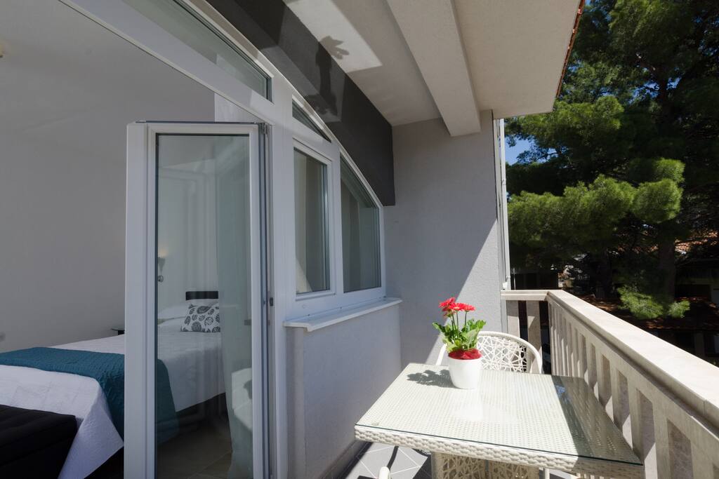 Balcony with dining area