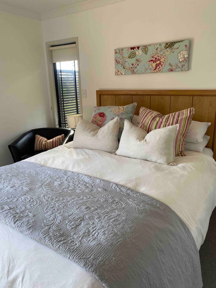 غرفة النوم الرئيسية مع حمام داخلي، أبواب إلى الخارج 