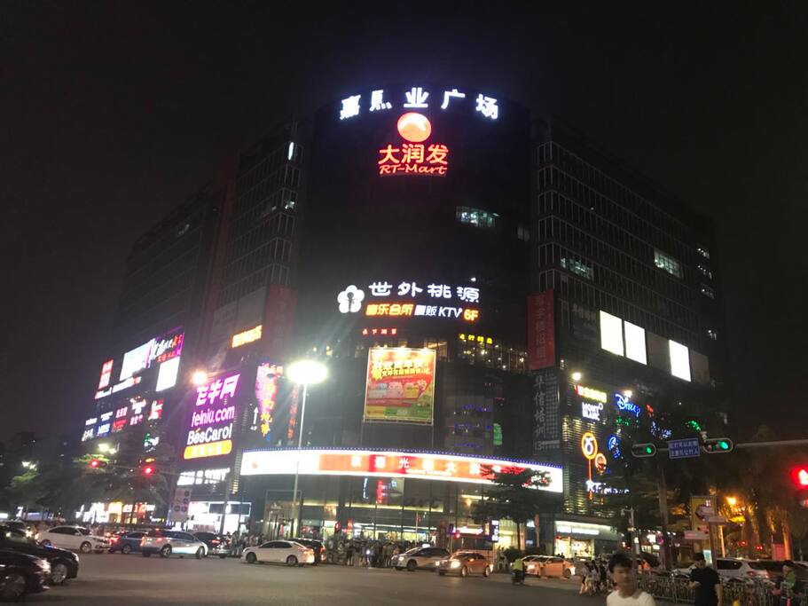 周边就有大润发等综合商场