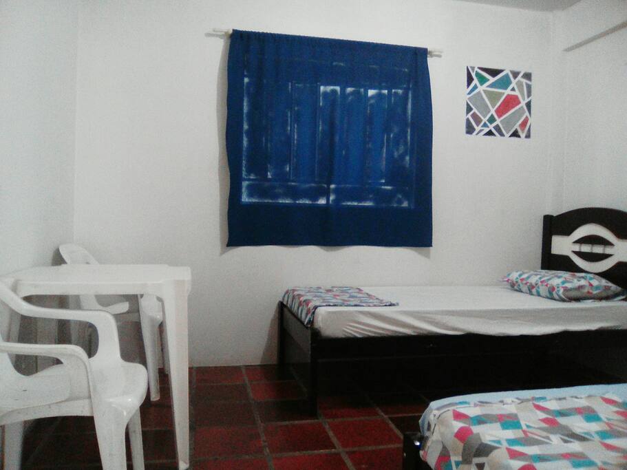 Quarto c/ duas camas de solteiro