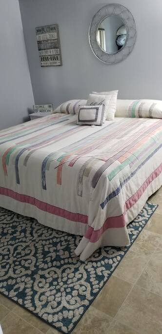 Bedroom w/king size bed