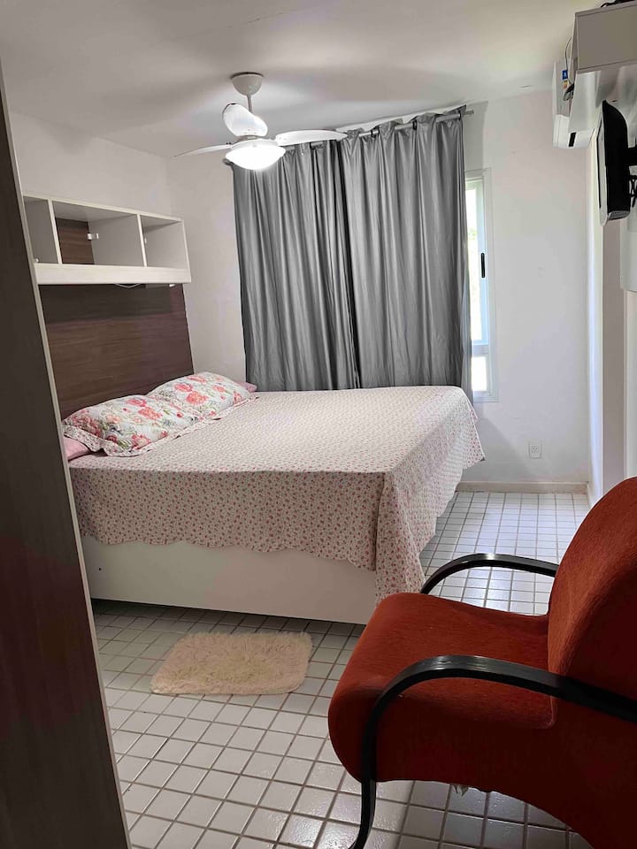 Chumba cha kwanza
Kitanda cha Upande wa King 
Kiyoyozi 
Dari Fan