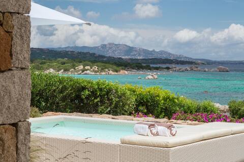 Villa Penthouse private beach access, HotTub, maid