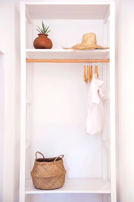 Cute wardrobe to unpack all your your summer essentials!