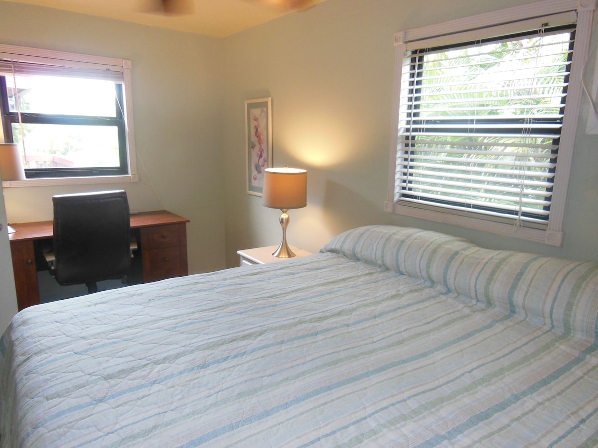 Tweede slaapkamer met kingsize bed en laptopvriendelijk bureau