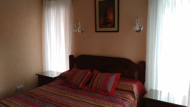 CHUMBA CHA KULALA MARA MBILI chenye bafu la chumbani, godoro la kipekee la Cannon, feni ya dari, kipasha joto cha kupiga picha chenye usawa, vyandarua vya mbu, lango.
