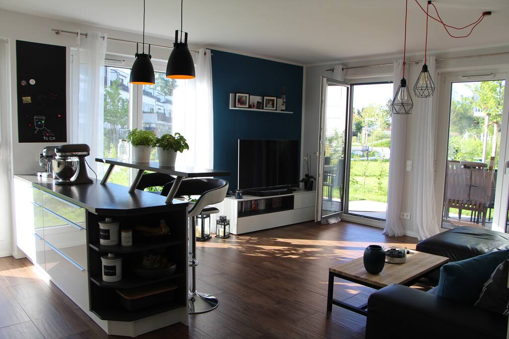 Das Wohnzimmer mit Blick in unseren Garten, in dem man abends gern ein Feierabendbier oder Wein trinken kann