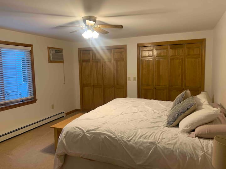 楼上卧室配备加大双人床