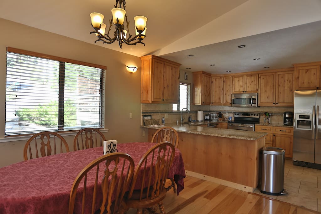 TAHOE HIDEAWAY 3BR/2.5BA,12min walk to Lake Tahoe Houses for Rent in