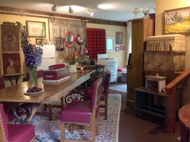 The Gallery Retreat in the Woods Blockhütten zur Miete in Penn Yan