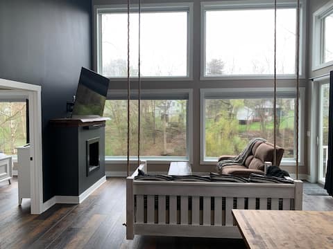 Successful Airbnb property: “Willow Ledge at Silver Creek”with Private Hot Tub in Akron