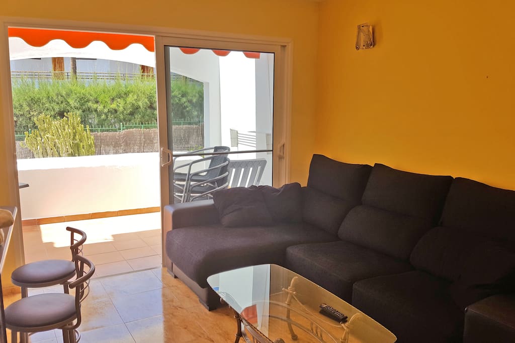 Wohnbereich mit Balkon / Living room with balcony