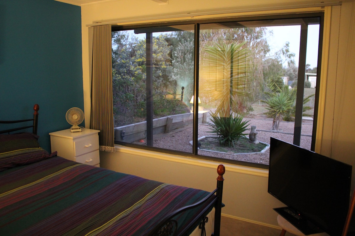 Hlavná spálňa s manželskou posteľou Queen, zabudovaným županom a televízorom