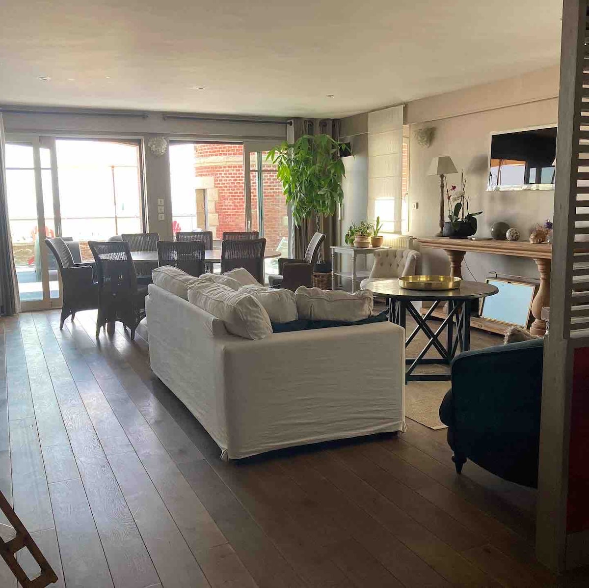 Popular Airbnb listing: Villa Bikini "Feet in the sand" Sea view in Quiberon