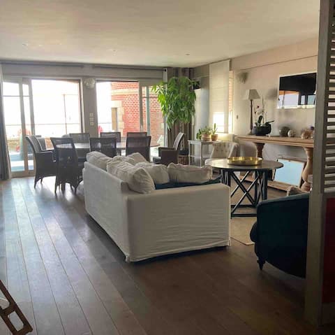 Popular Airbnb listing: Villa Bikini "Feet in the sand" Sea view in Quiberon