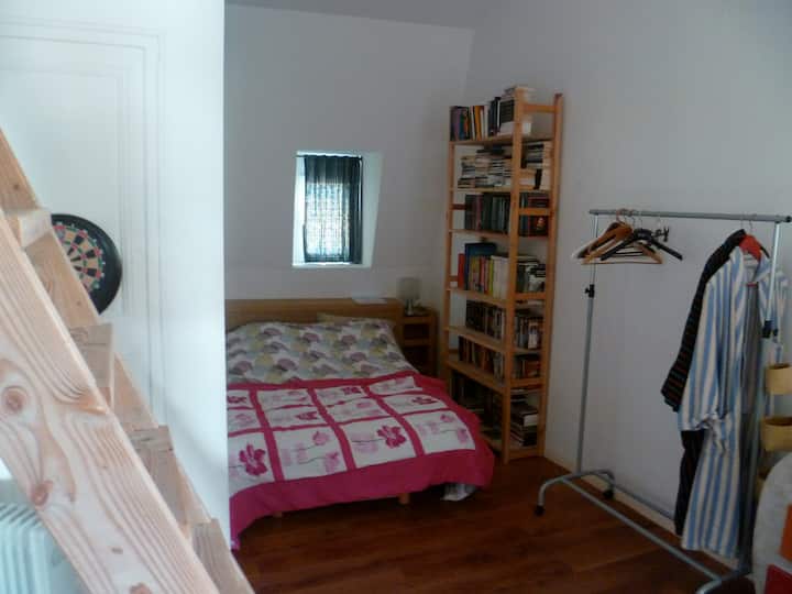 spavaća soba 1 s krevetom 140 x 200 i garderoberom za vaše stvari.