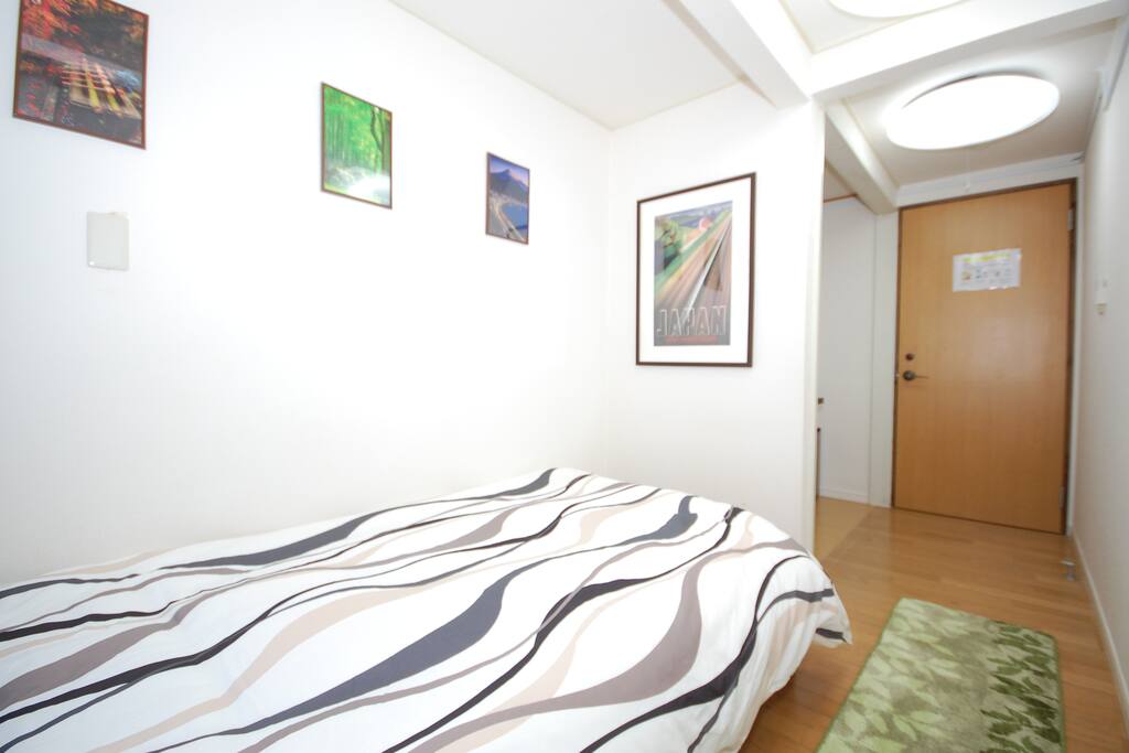 Bedroom with one bed (private room)