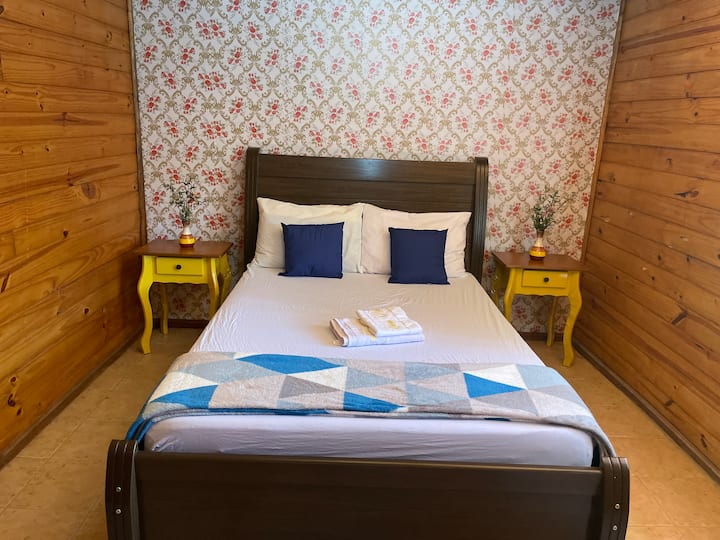 บ้านไม้ในห้องนอนเตียงคู่ 1 หลัง