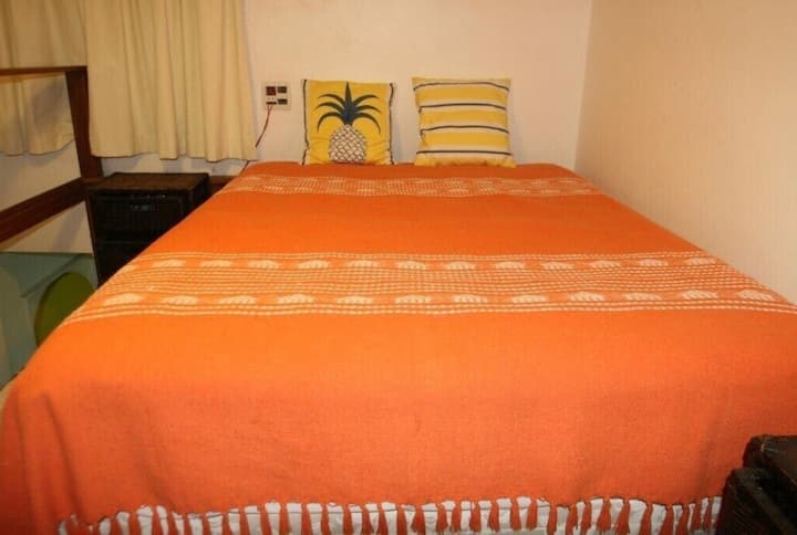 ห้องพักบนชั้นลอยพร้อมเครื่องปรับอากาศและเตียงควีนไซส์ มีบันไดไม้ให้ปีนและอยู่ด้านบนของทางเข้าอพาร์ทเมนท์