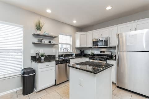 Spacious 3 bedroom townhome w/pool - Sleeps 6