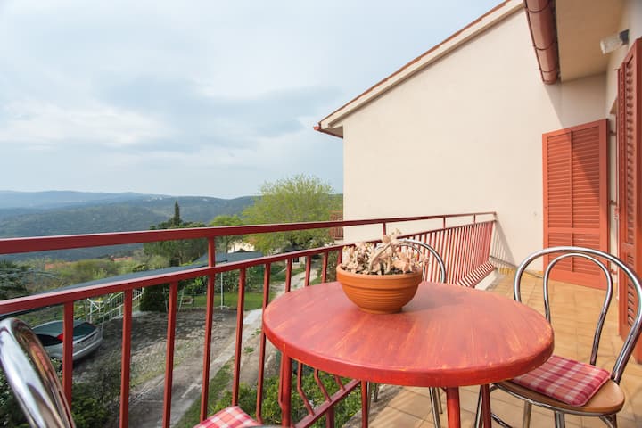 V2 - Charming Apartment in a Peaceful Location