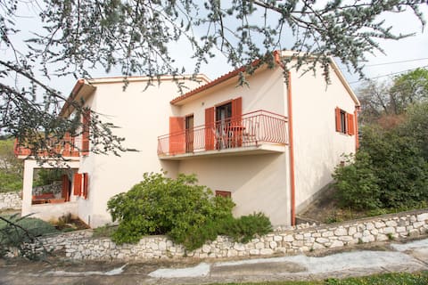 V2 - Charming Apartment in a Peaceful Location