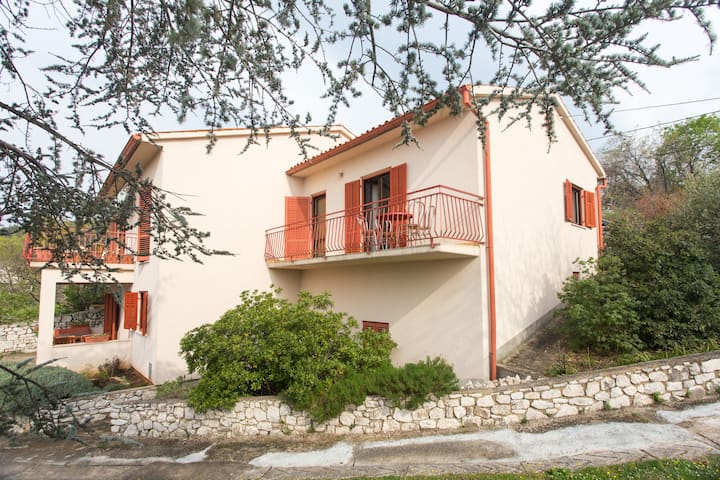 V2 - Charming Apartment in a Peaceful Location