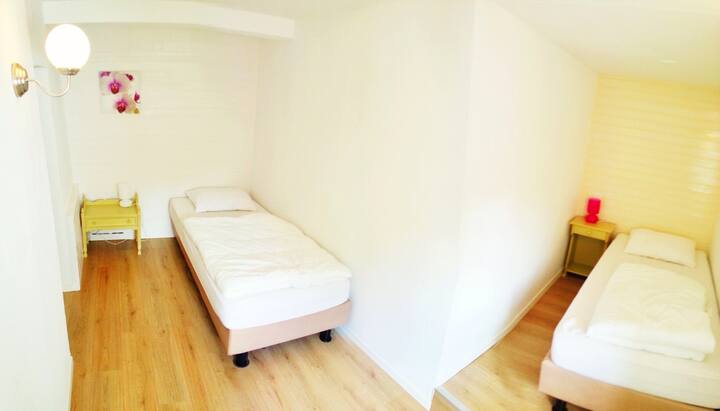 De kinderslaapkamer met twee eenpersoonsbedden 210x90cm