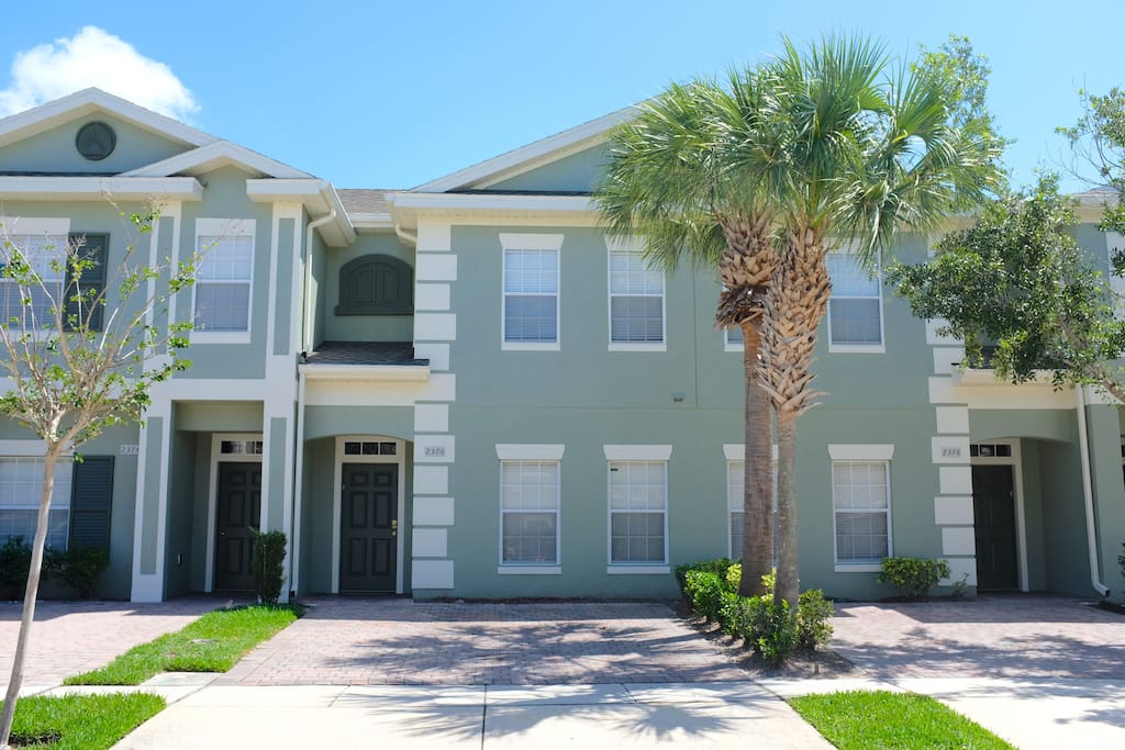 4BR/3BA TownHome/hot tub, Near Disney FRONT VIEW WITH 3 PARKING SPACES