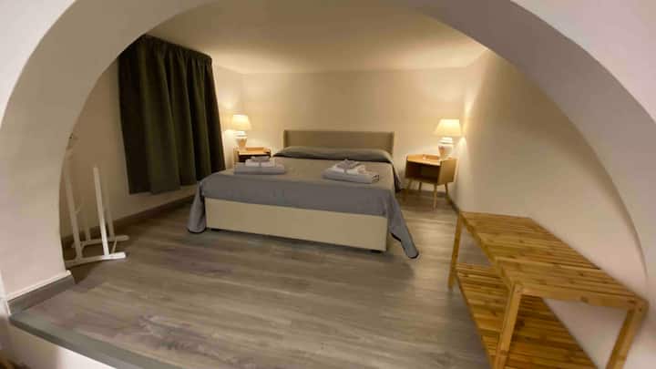 Camera da letto con comodini, due prese a muro USB da 5v per carica cellulari, posa valigie, appendi abiti e tv 32”.