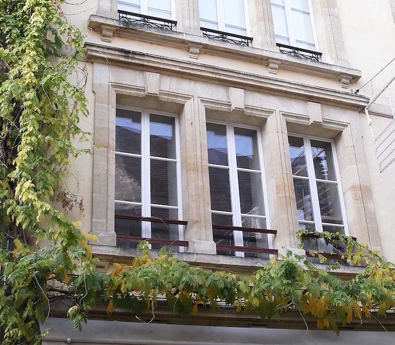 La façade de l'immeuble en pierres de taille rue Tourny, au cœur de la cité médiévale.