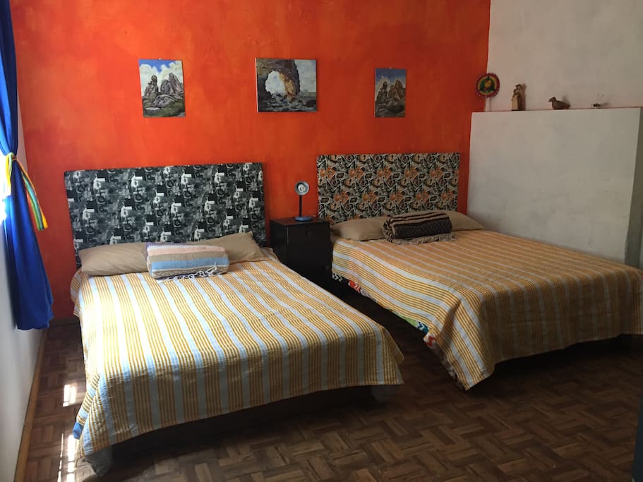 Habitación 1: dos camas matrimoniales.