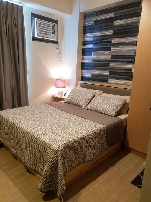 Queen size bed with 2 pull out drawers