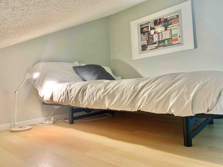 מיטה זוגית בסגנון לופט לזוג/ילדים נוספים. הילדים יאהבו לטפס על הסולם עד לחדר השינה שלהם.