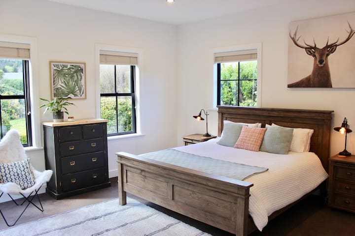 主卧-超级加大双人床，带套房，室外可使用热水浴缸。