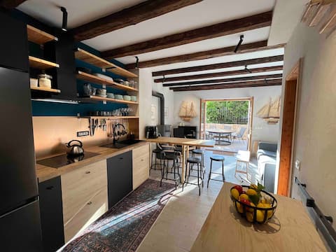 The LEMON TREE  
Island Hide-away