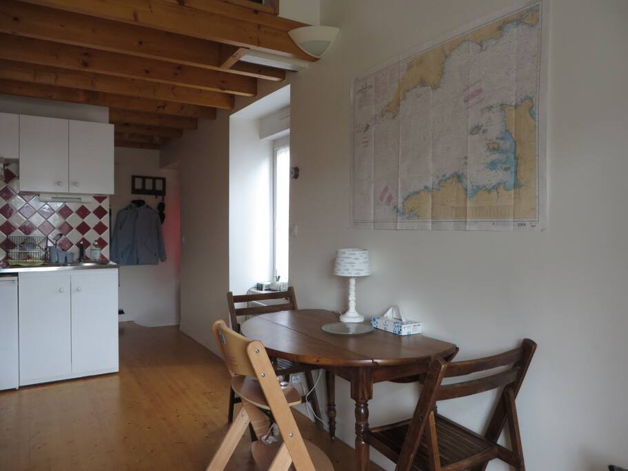 Coin repas avec chaise haute pour bébé ou enfant (harnais de sécurité disponible)